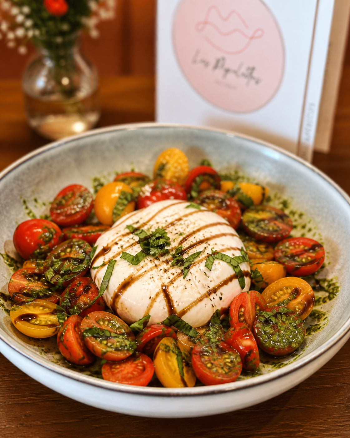 Burrata et tomates cerises, basilic